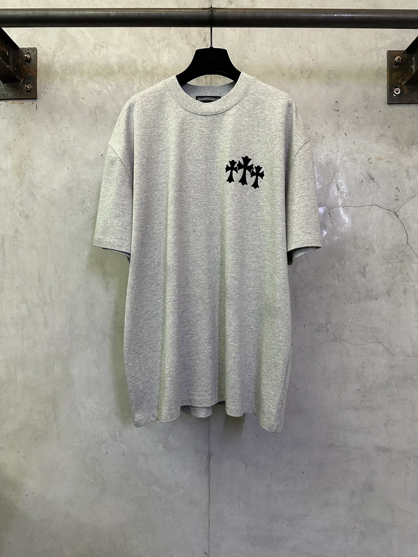 P270 Chrome Hearts 25ss cross flocking printed round neck short-sleeved T-shirt. Fabric is high-definition, super heavyweight cotton, double yarn compact Xinjiang cotton, weight 400g, matched with 2*2 Salona ribs 420g, clean cloth, clear cloth texture, tight feel, stiff, high color fastness, no deformation, no discoloration, custom hardware, thread, accessories, alignment, same style for men and women -Color: black white Gray -Size: XS S M L XL